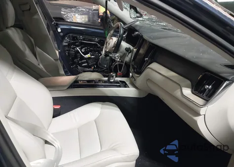 2023 Volvo Xc60 B5 Plus Bright Theme z USA, uszkodzony, nr VIN YV4L12RN4P1331539